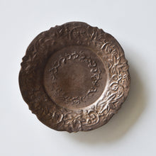 Load image into Gallery viewer, Asami Maeda Ridge flower shaped Flower arabesque Bronze Glaze Plate