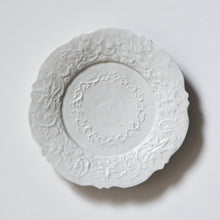 Load image into Gallery viewer, Maeda Asami Gray-blue glazed/Ridge flower shaped flower arabesque  porcelain plate