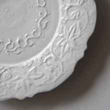 Load image into Gallery viewer, Maeda Asami Gray-blue glazed/Ridge flower shaped flower arabesque  porcelain plate