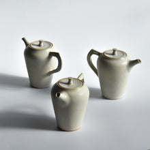 Load image into Gallery viewer, 丘上八雲 T-Pot ♯85 白釉