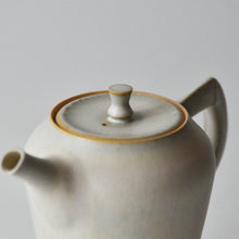Load image into Gallery viewer, 丘上八雲 T-Pot ♯85 白釉