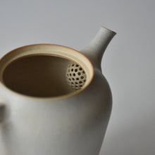 Load image into Gallery viewer, 丘上八雲 T-Pot ♯85 白釉