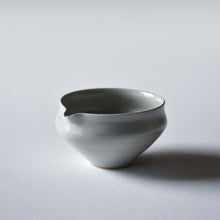 Load image into Gallery viewer,  White Glazed Tea Pitcher(Yuzamashi)/Yukiko Saito,Shigetsu Kiln 
