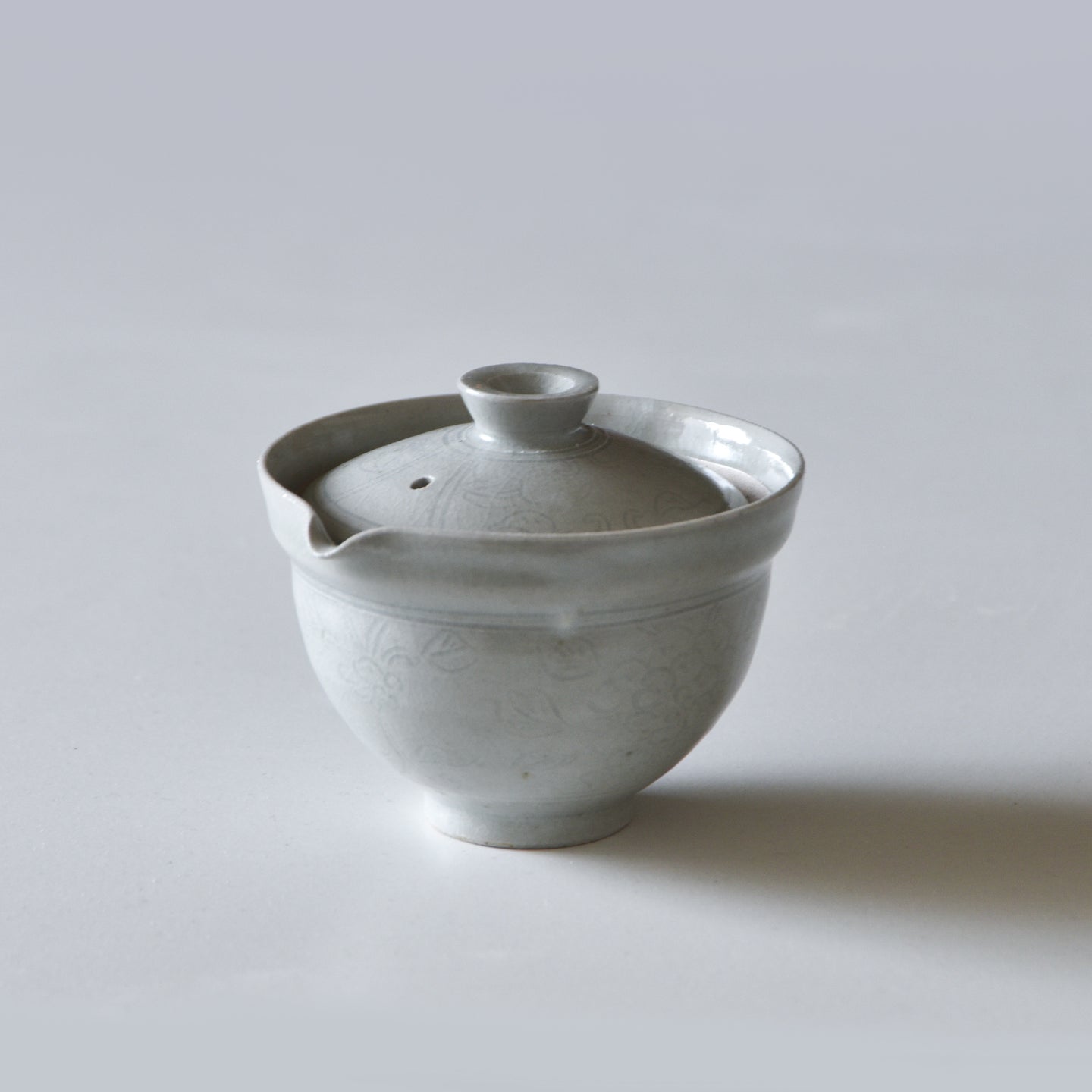 Sigetsu Kiln, Yukiko Saito, White-Glazed Peony Arabesque Pattern Shiboridashi-kyusu Small Teapot  