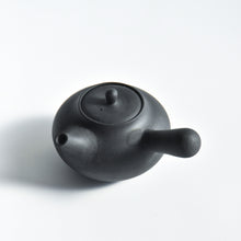 Load image into Gallery viewer, Okaue Yakumo Reduction Firing Yokode-Kyusu
