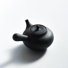 Load image into Gallery viewer, Okaue Yakumo Reduction Firing Yokode-Kyusu
