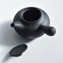 Load image into Gallery viewer, Okaue Yakumo Reduction Firing Yokode-Kyusu
