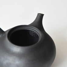 Load image into Gallery viewer, Okaue Yakumo Reduction Firing Yokode-Kyusu
